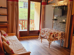 Charmant appart. 2p avec balcon, proche pistes et commerces - FR-1-755-8